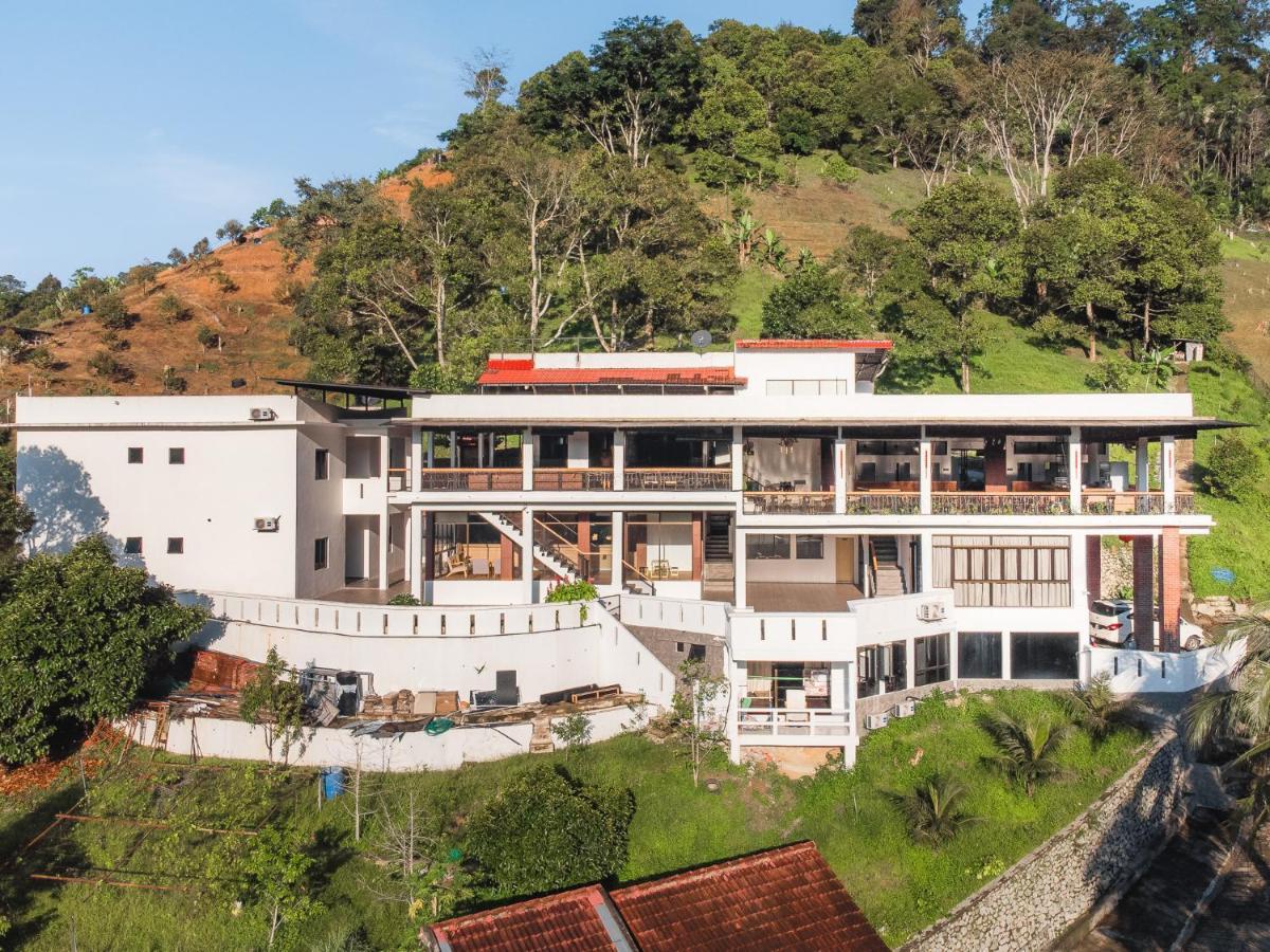 Ellin Forest Karaoke & Pool Resort Bukit Tinggi Бентонг Экстерьер фото