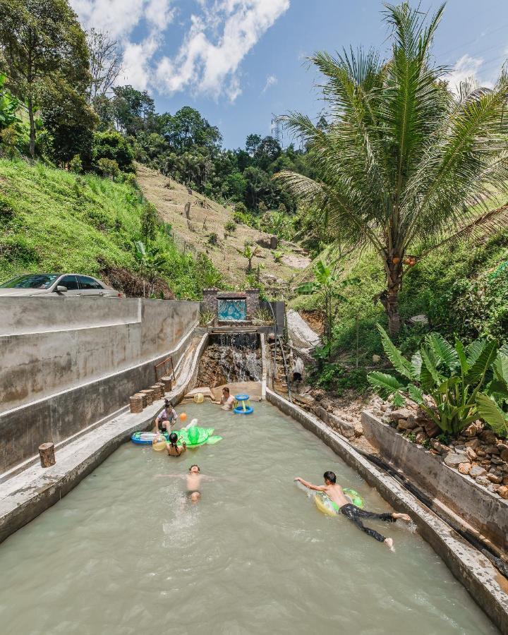 Ellin Forest Karaoke & Pool Resort Bukit Tinggi Бентонг Экстерьер фото